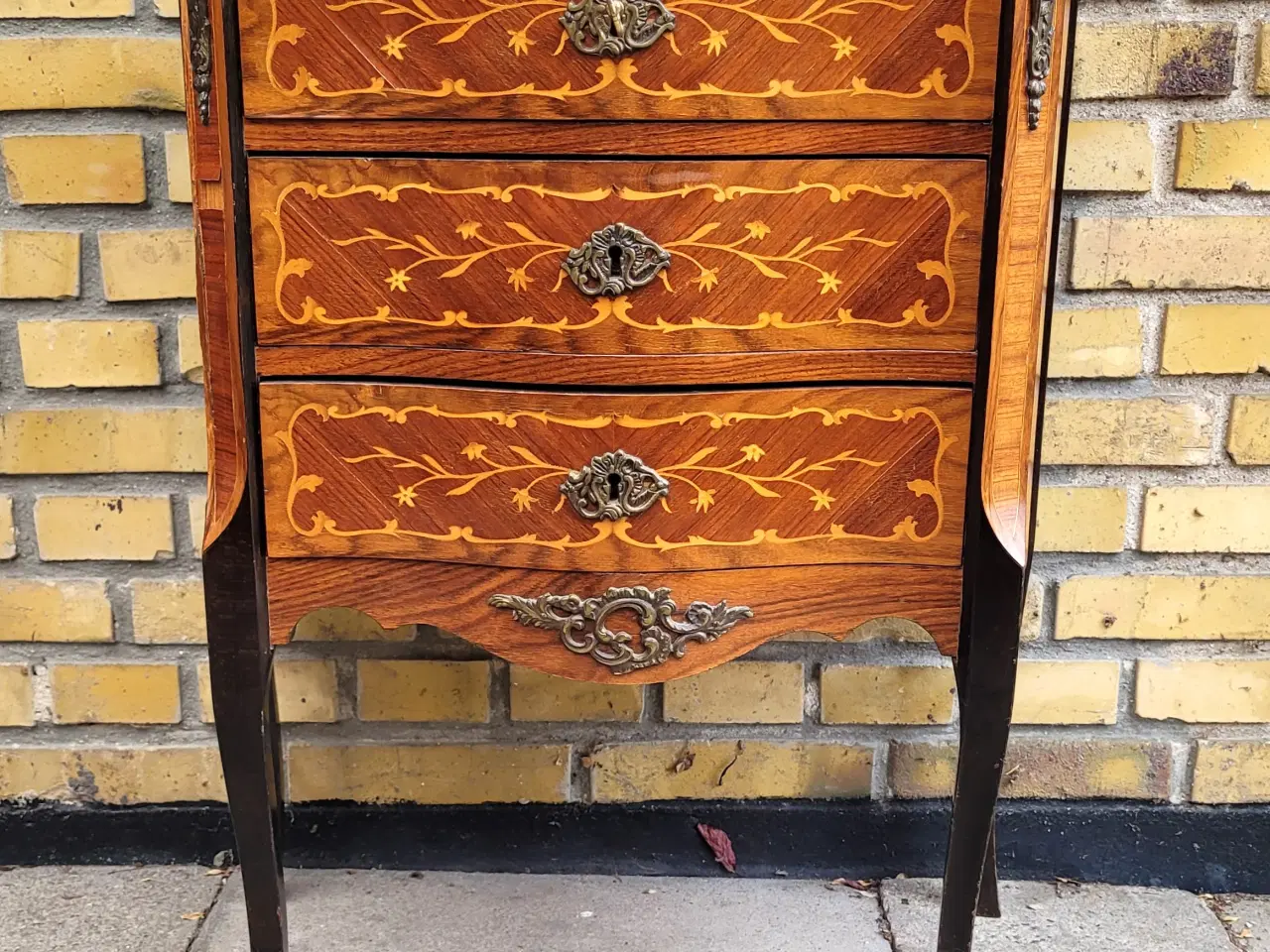 Billede 2 - Lille "antik" kommode med 3 skuffer og marmorplade