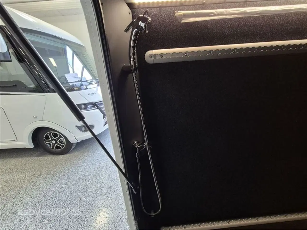 Billede 37 - 2025 - Niesmann+Bischoff Arto 78   solceller. 3x150 Ah lithium batterier. 3000w inverter. Elektrisk markise. Udv. gas/vand. Helårsdæk. 2x TV. Duo control. luft undervogn. Hydrauliske støtteben.