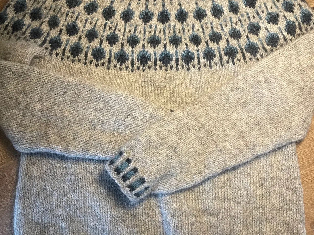 Billede 1 - Strikket sweater i blød norsk uld 