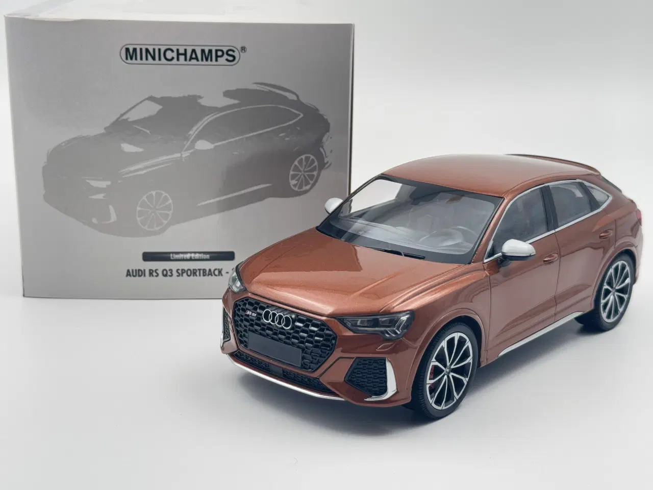 Billede 2 - 2019 Audi RSQ3 Sportback 1:18  