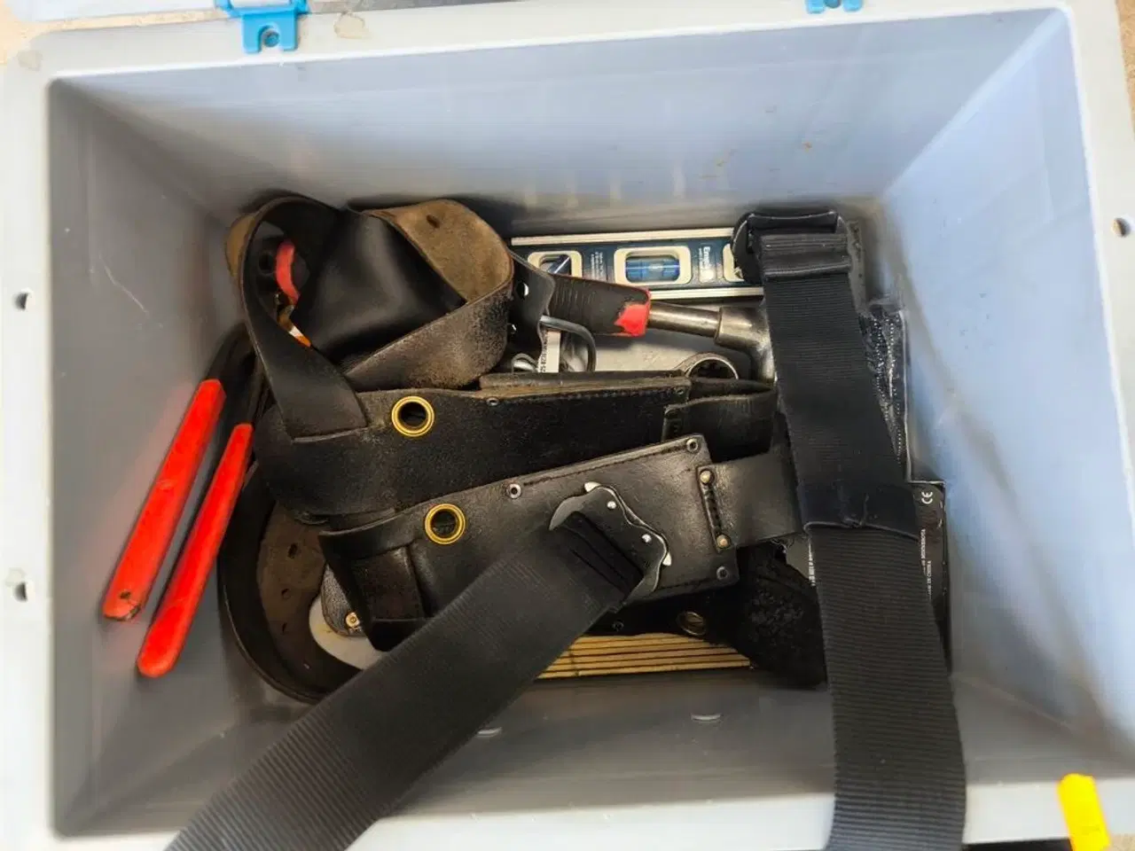 Billede 2 - Kasse m. sikringsgrej samt div.