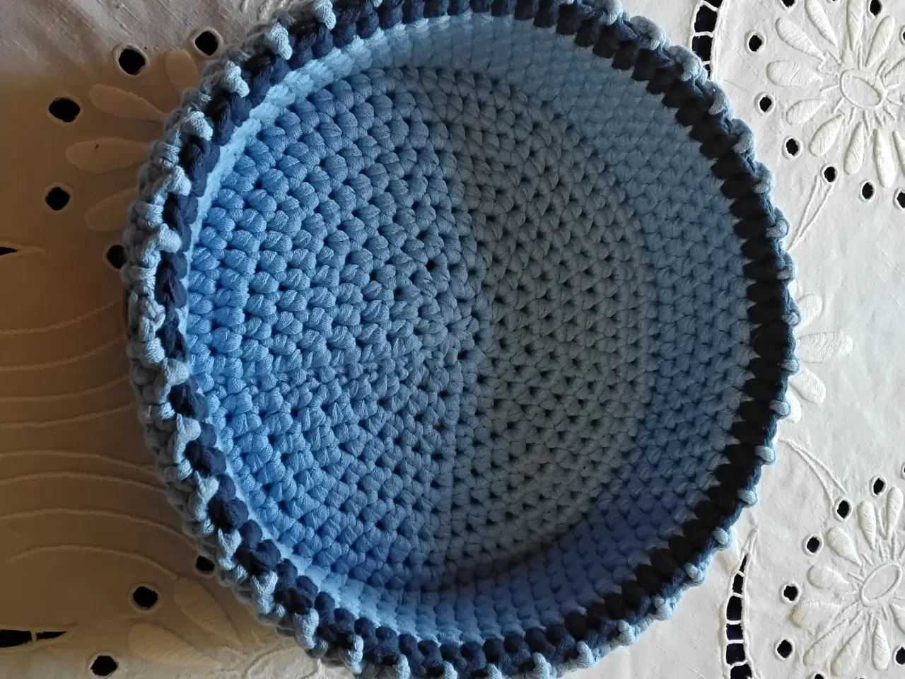 Billede 2 - Smuk hæklet brødkurv Ø ca 23 cm - ny - håndlavet