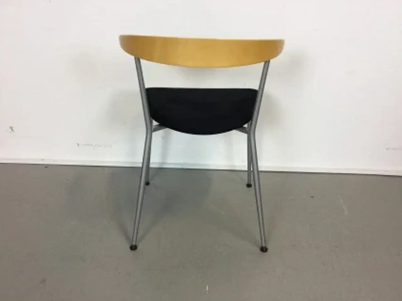 Billede 3 - Efg bondo konferencestol med sort polstret sæde, grå stel, mørk ahorn ryglæn med lille armlæn