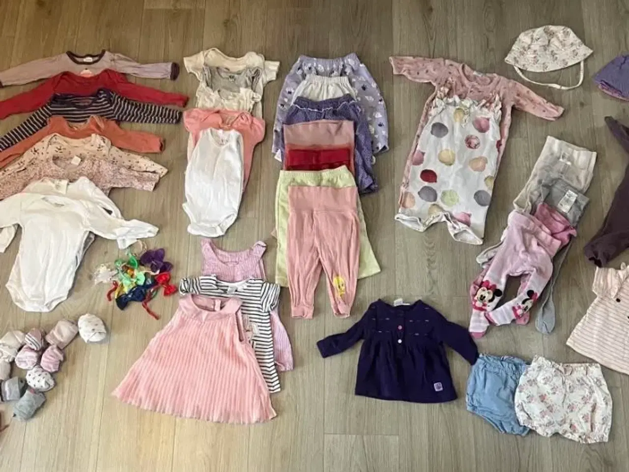 Billede 1 - Babytøjpakke pige str 62 (64 dele) 