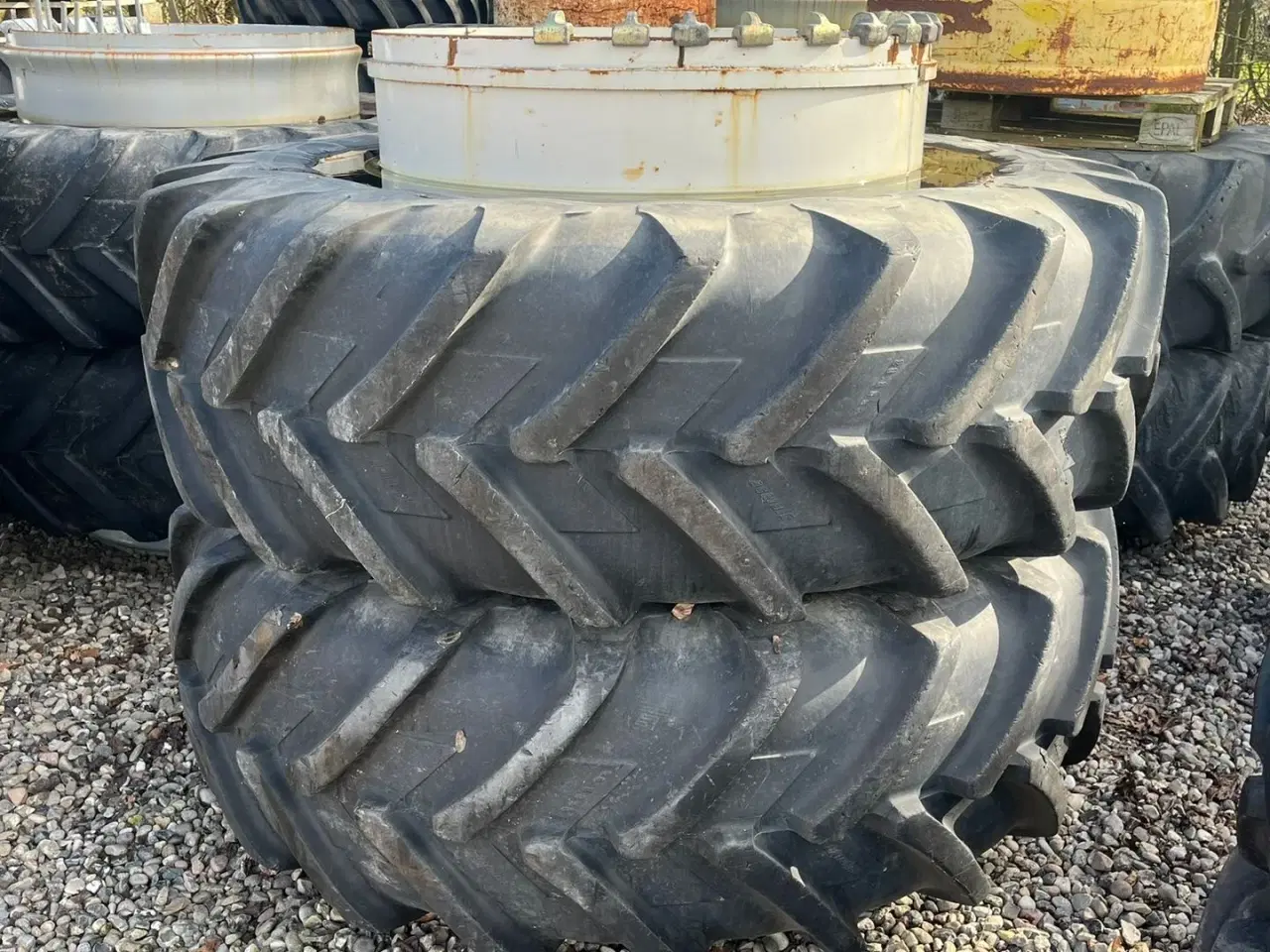 Billede 1 - Michelin 20.8R38 med ring og 12stk låse.80% dæk i Michelin