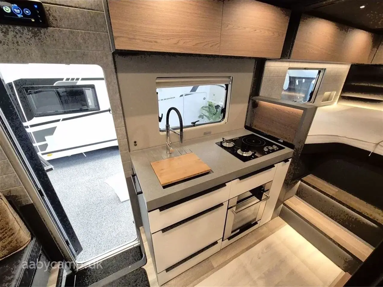 Billede 20 - 2025 - Niesmann+Bischoff Arto 78   solceller. 3x150 Ah lithium batterier. 3000w inverter. Elektrisk markise. Udv. gas/vand. Helårsdæk. 2x TV. Duo control. luft undervogn. Hydrauliske støtteben.