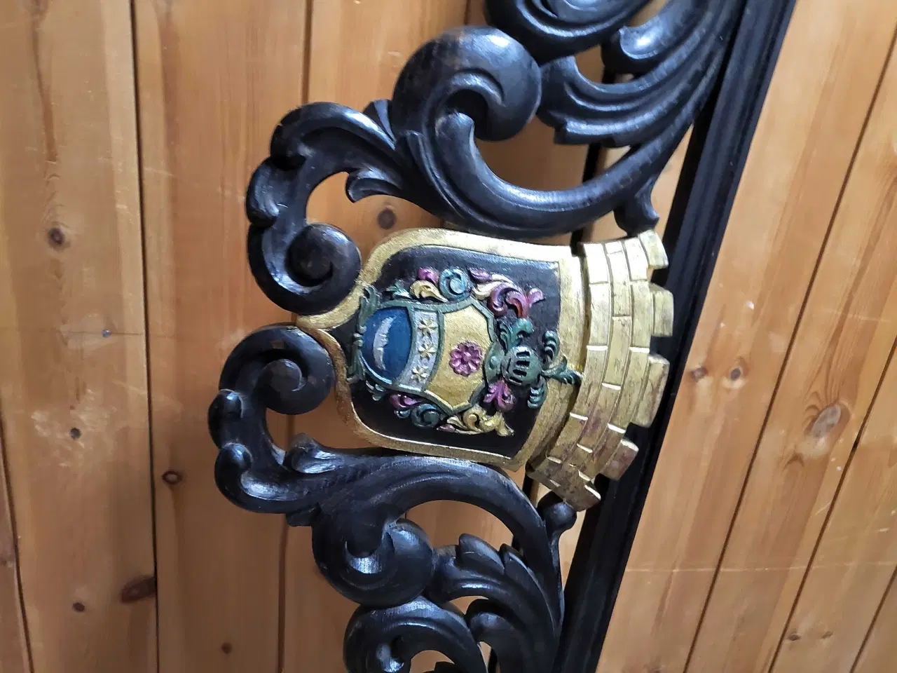 Billede 2 - Udskåren træværk med våbenskjold 