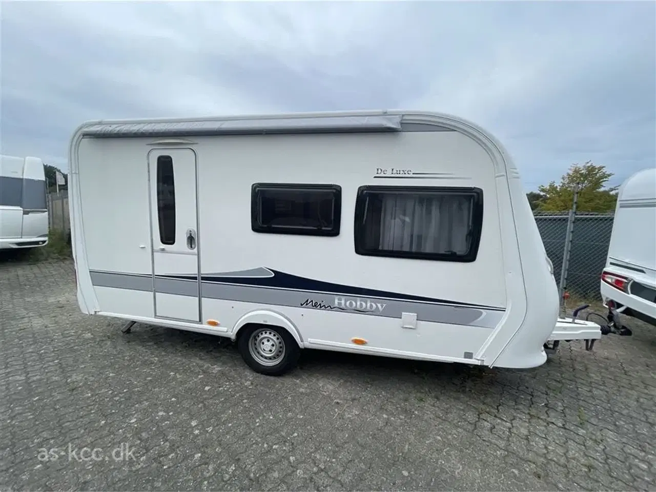 Billede 2 - 2011 - Hobby De Luxe 420 KB   Hobby De Luxe 420 KB årg. 2011 Lufttelt, Mover, Næsten Nye dæk.. 4 siddepladser, 4 sovepladser.