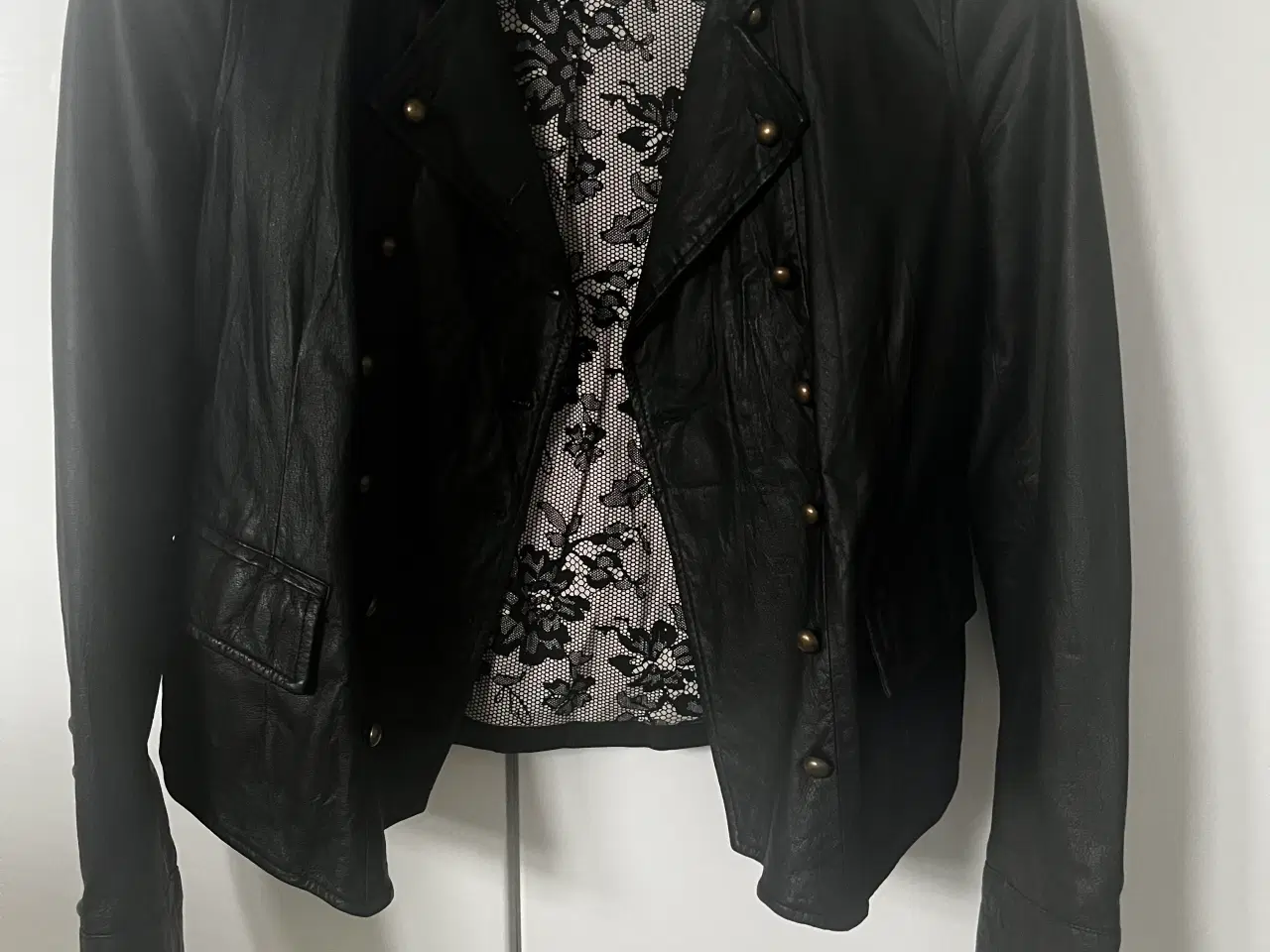 Billede 2 - Læderjakke sort str 38/40