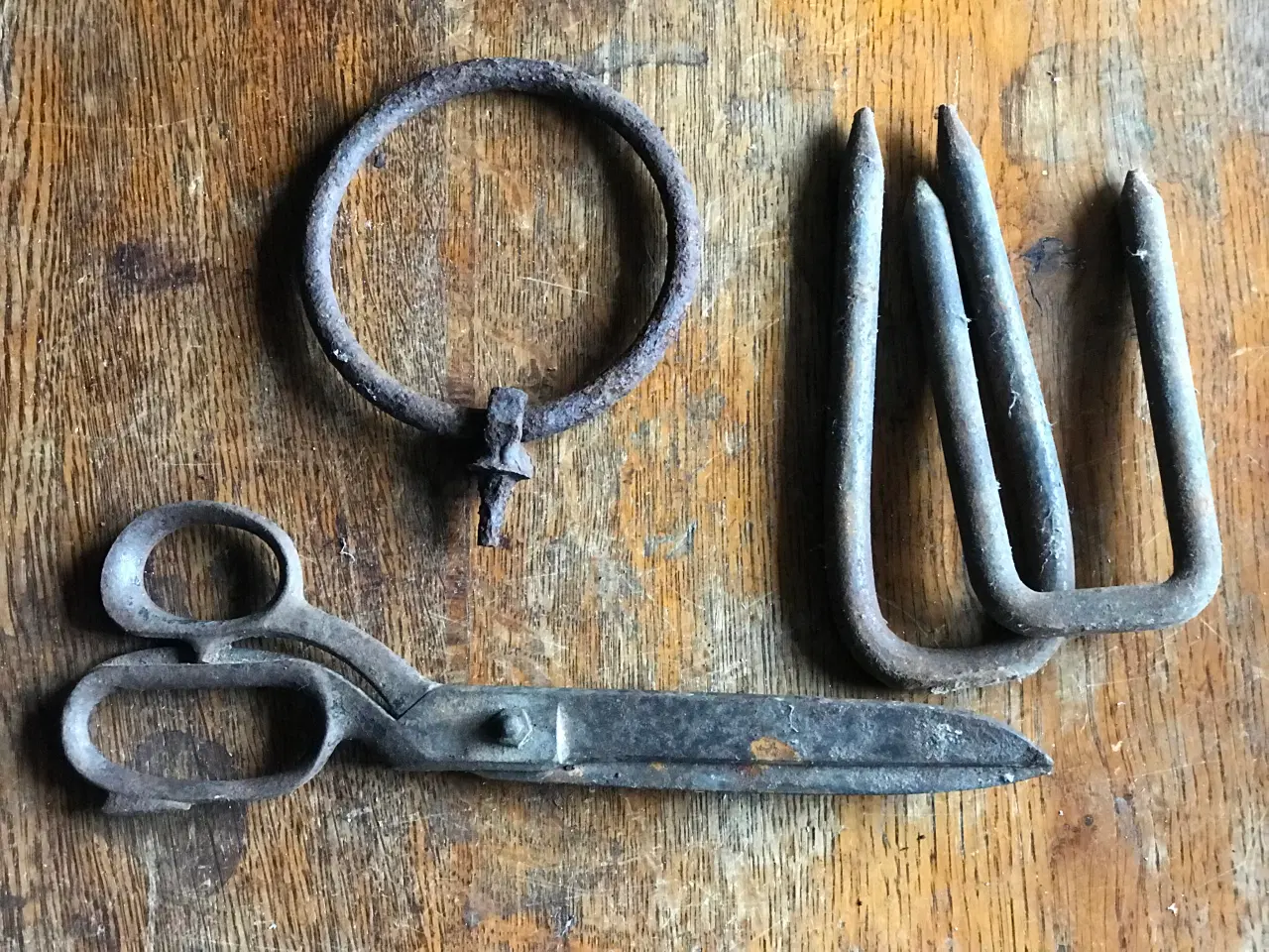Billede 3 - Gamle landbrugsredskaber i metal og træ