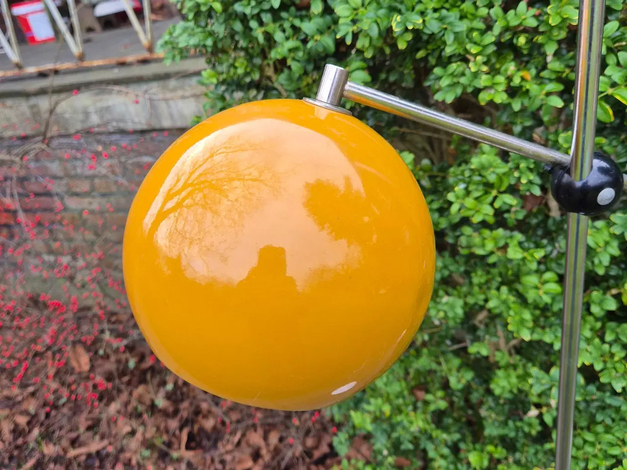 Billede 1 - Gulvlampe med karrygul kugleskærm