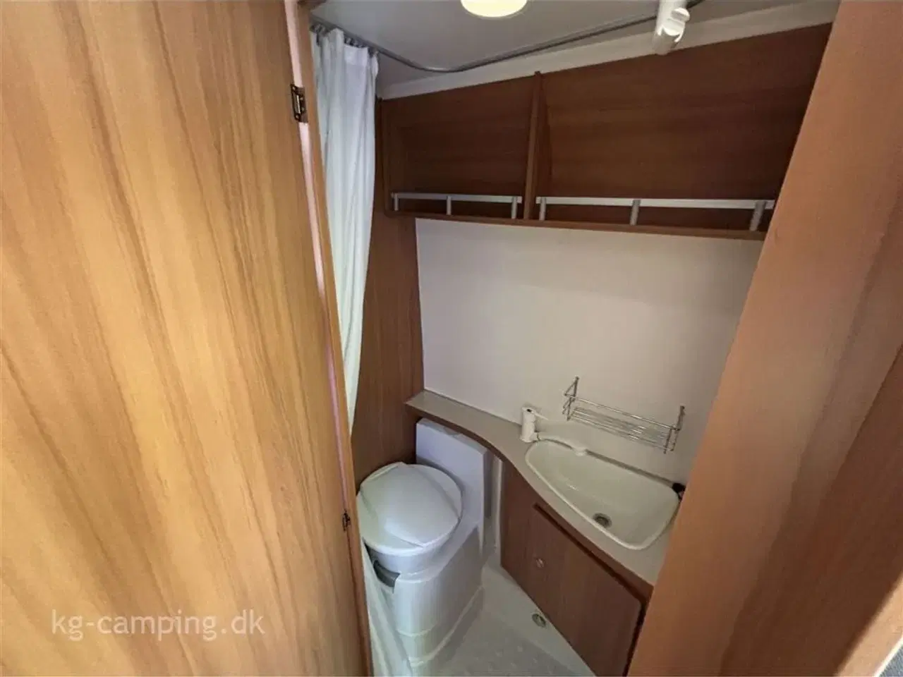 Billede 7 - 2015 - Weinsberg Carabus 601   Populær 6 meters campervan med Køjer og masser af udstyr.