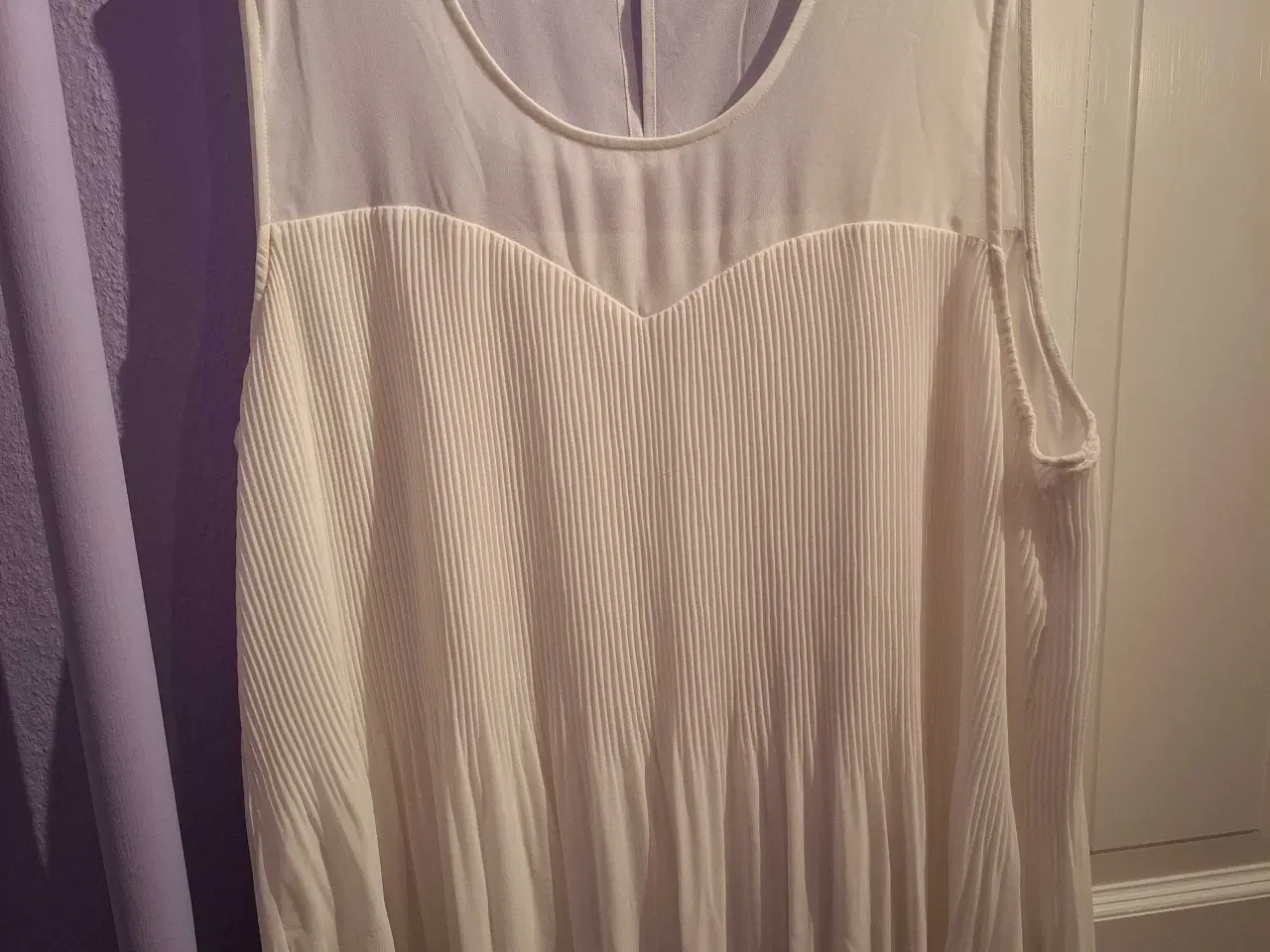 Billede 1 - Flot hvid bluse perfekt til sommer