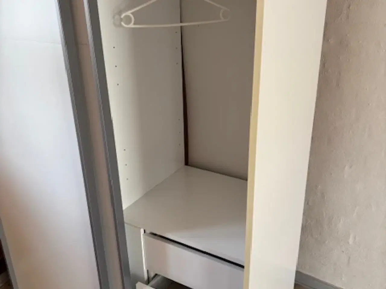 Billede 2 - Garderobe skab m skydelåger og 3 skuffer