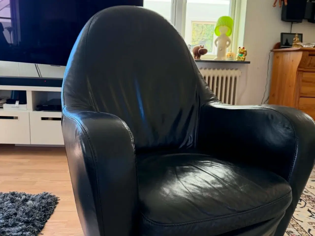 Billede 1 - Lænestol i sort læder.
