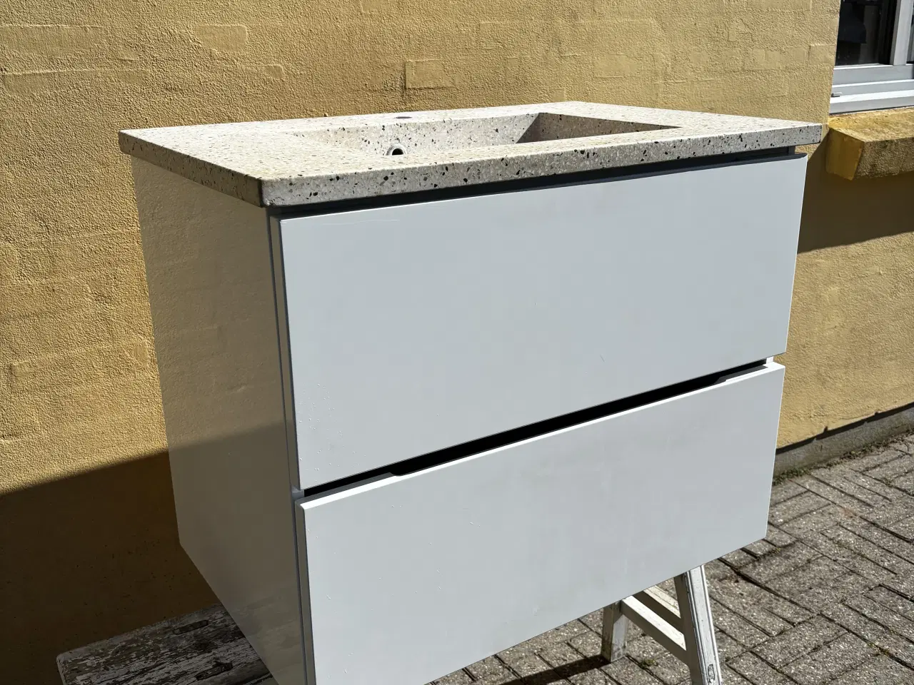 Billede 1 - Skab med vask 