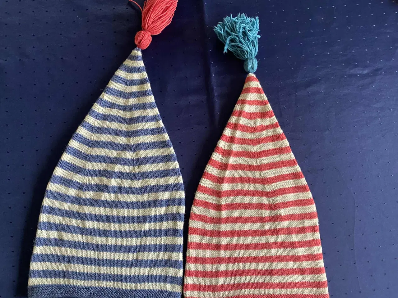 Billede 2 - Nu er det jul🧑🎄🎄alternative nissehuer i strik