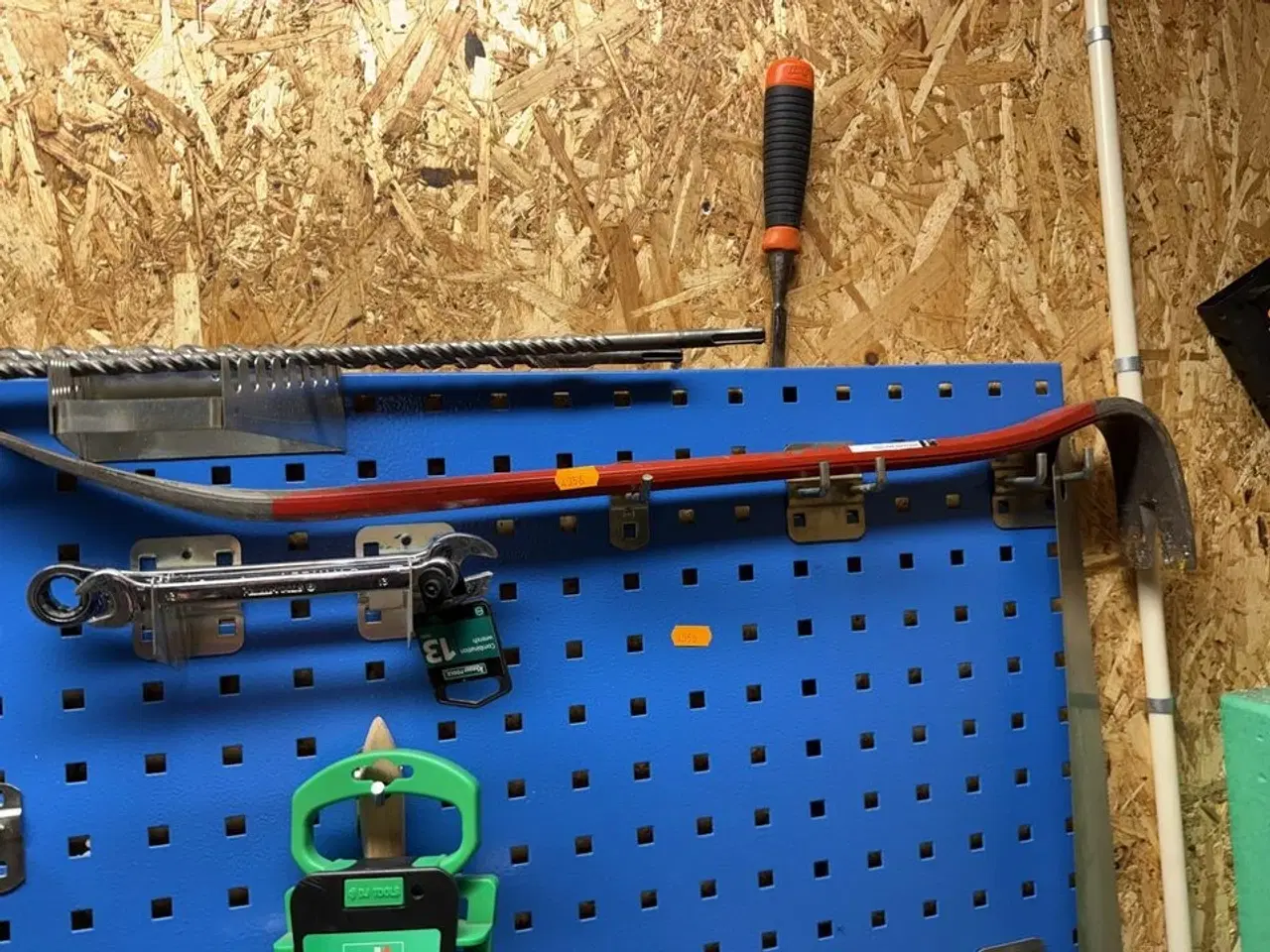 Billede 8 - Værktøjsvæg med diverse værktøj, bor m.m.