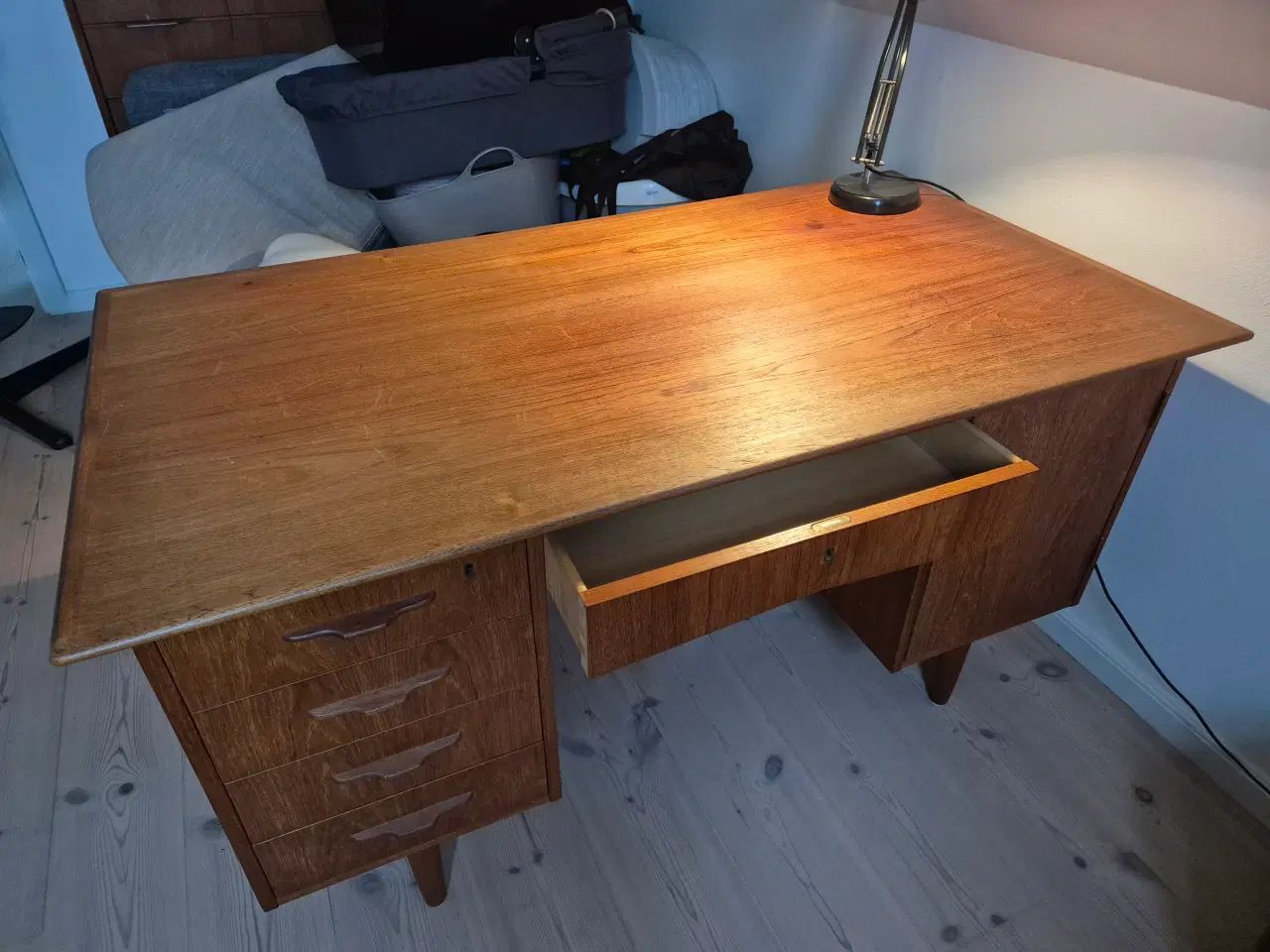 Billede 3 - Teak skrivebord - flot model og stand. 