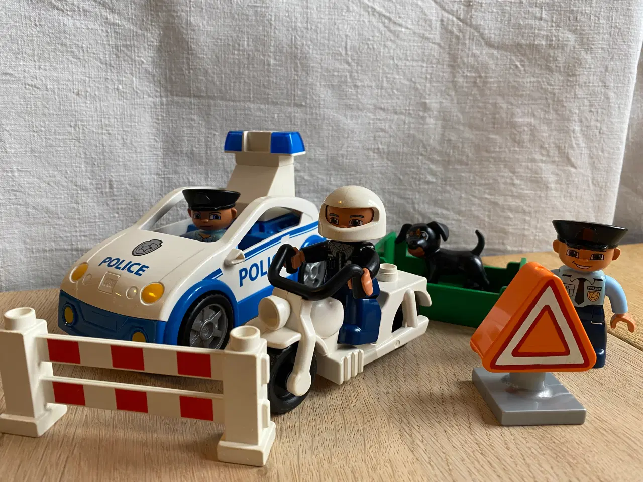 Billede 1 - LEGO Duplo politibil, motorcykel, 3 betjente, hund