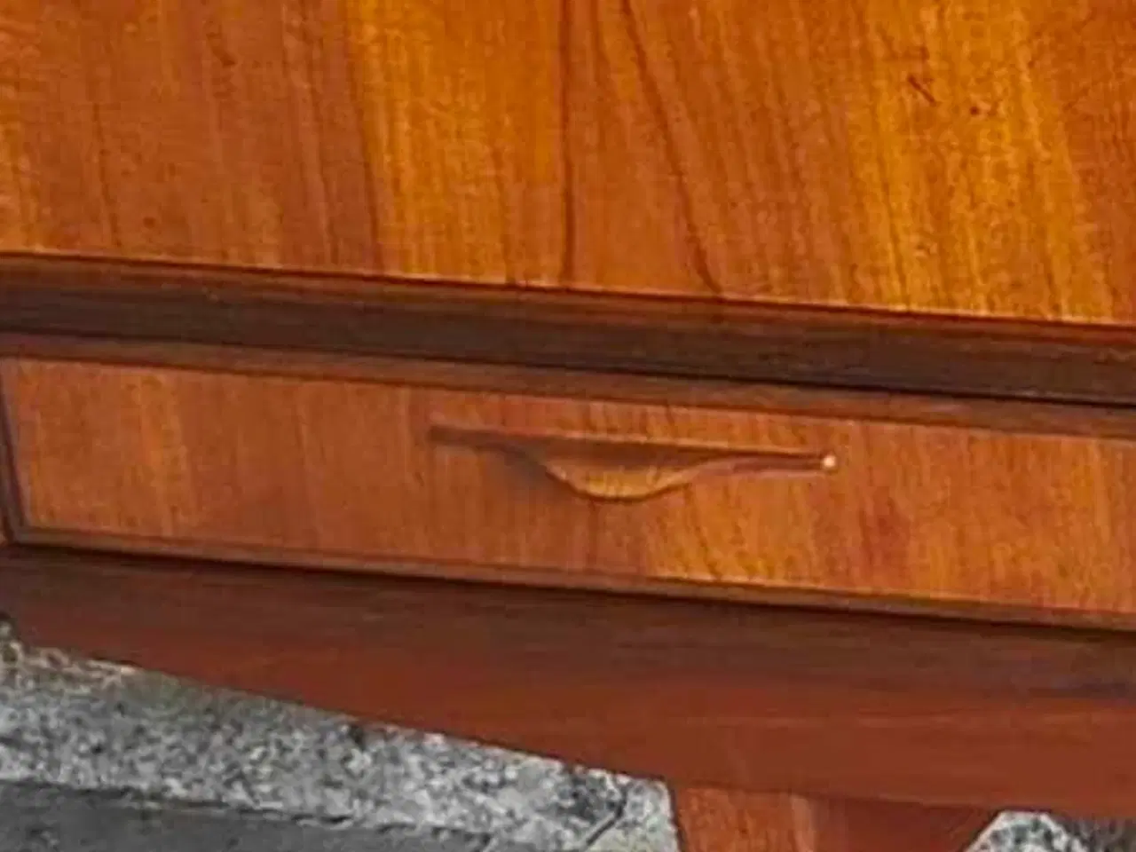 Billede 2 - Teaktræs skænk med fire skydelåger og fire skuffer