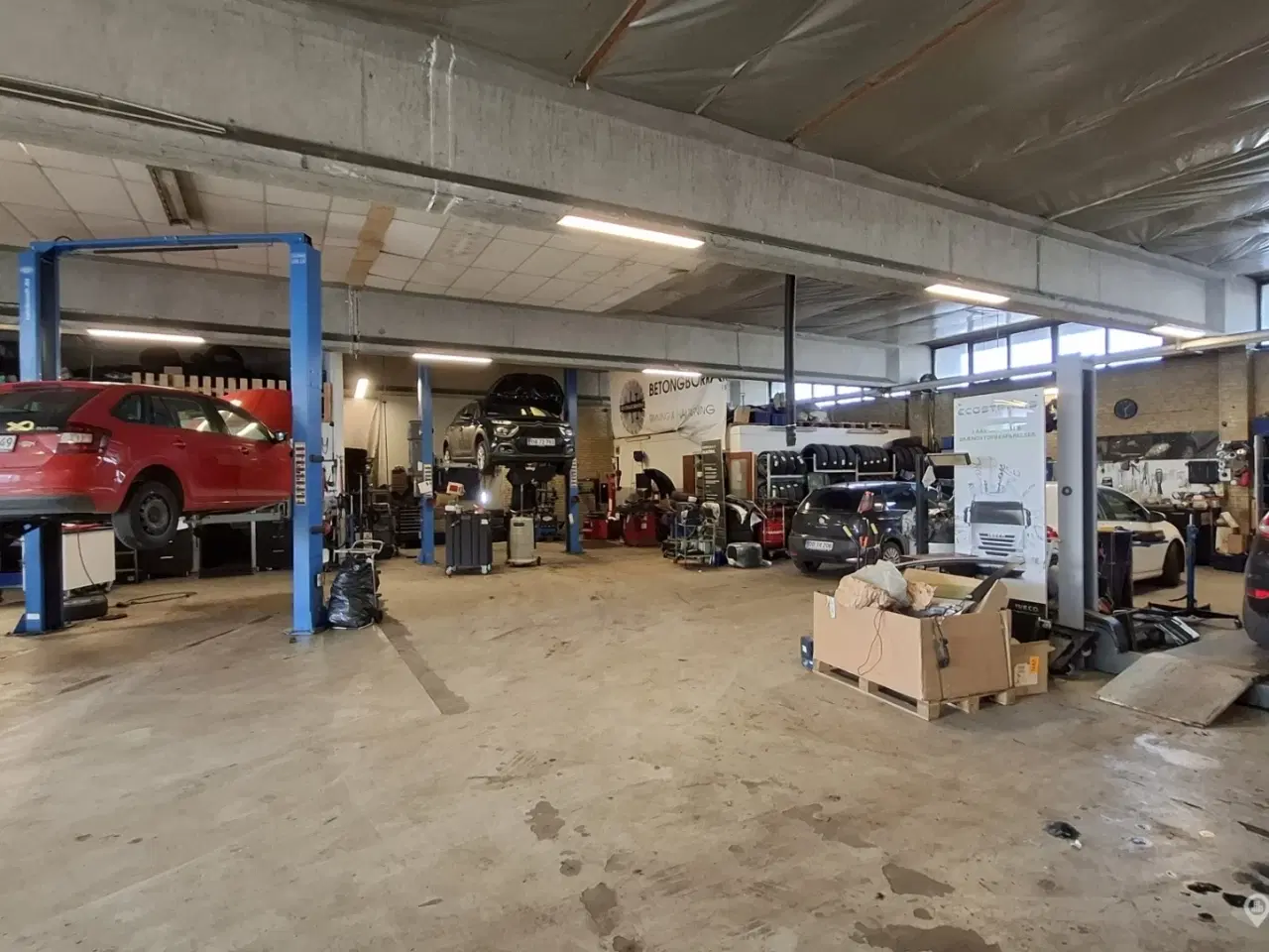 Billede 2 - Autoværksted / Værksted / Lager/ Produktion / Showroom. Store porte. Ingen søjler, Højloftet, Kun lette væge, Eget parkeringsareal.