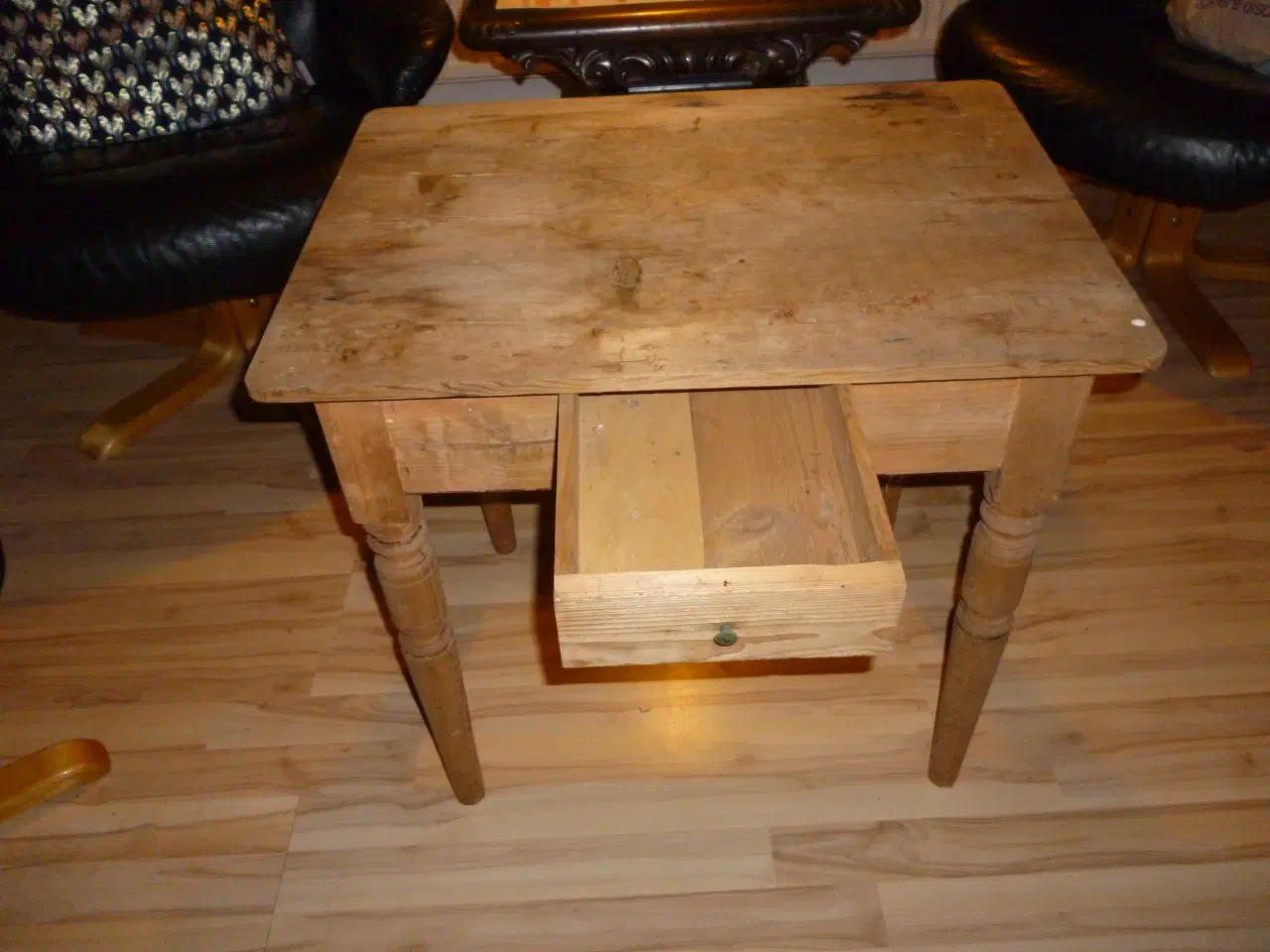 Billede 4 - Tobaksbord i fyrretræ.