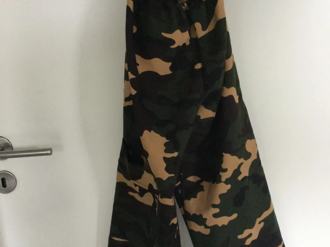 Billede 2 - Soldat børnekostume camouflage sæt str. 128 cm.