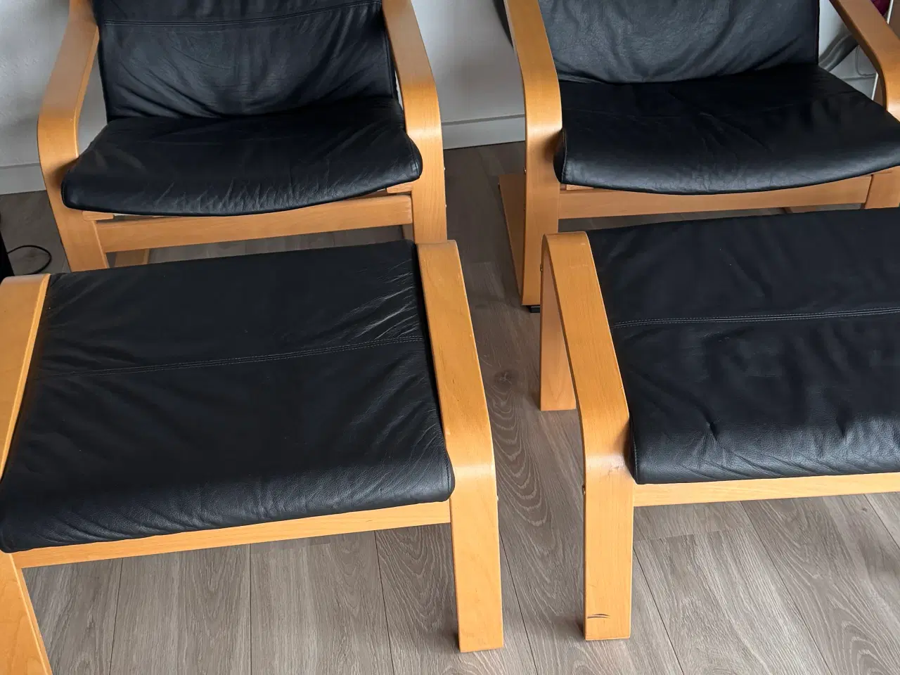 Billede 2 - To lænestole med fodskamler