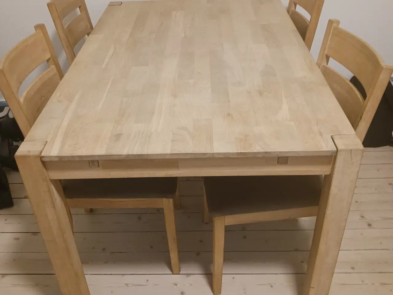 Billede 1 - Spisebord egetræ m. 4 stole