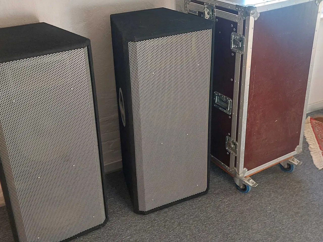 Billede 1 - 2stk højtaler (4x15") og rackskab