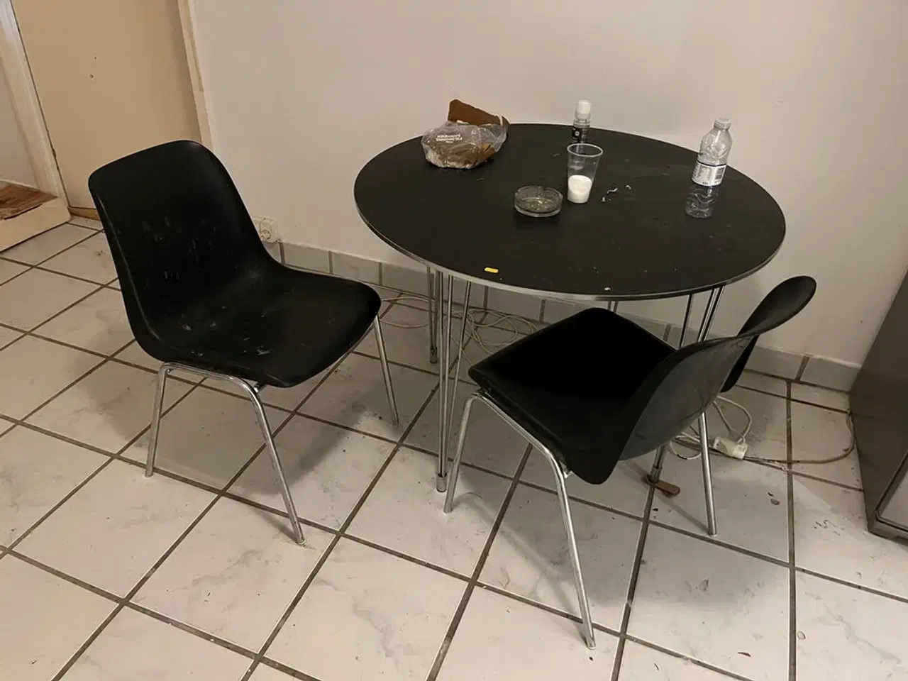 Billede 1 - Spisebord, 2 stk. stole og kommode