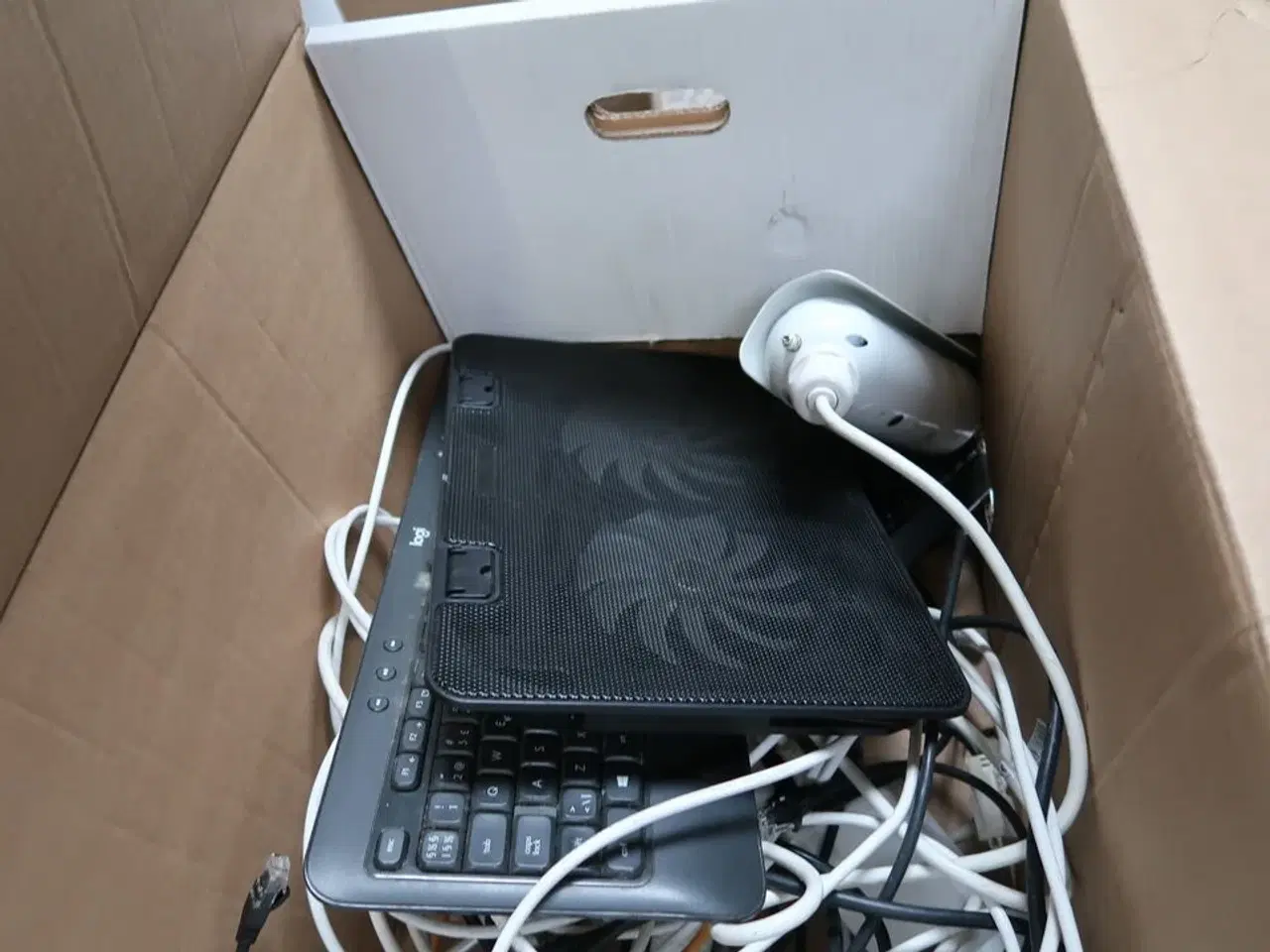 Billede 4 - Palle med div. Flyttekasser og elektronik