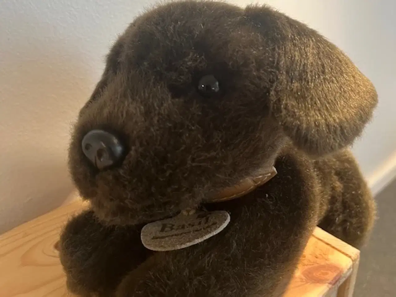 Billede 2 - Sød, blød "Basil" Chocolate Labrador fra Keel Toys