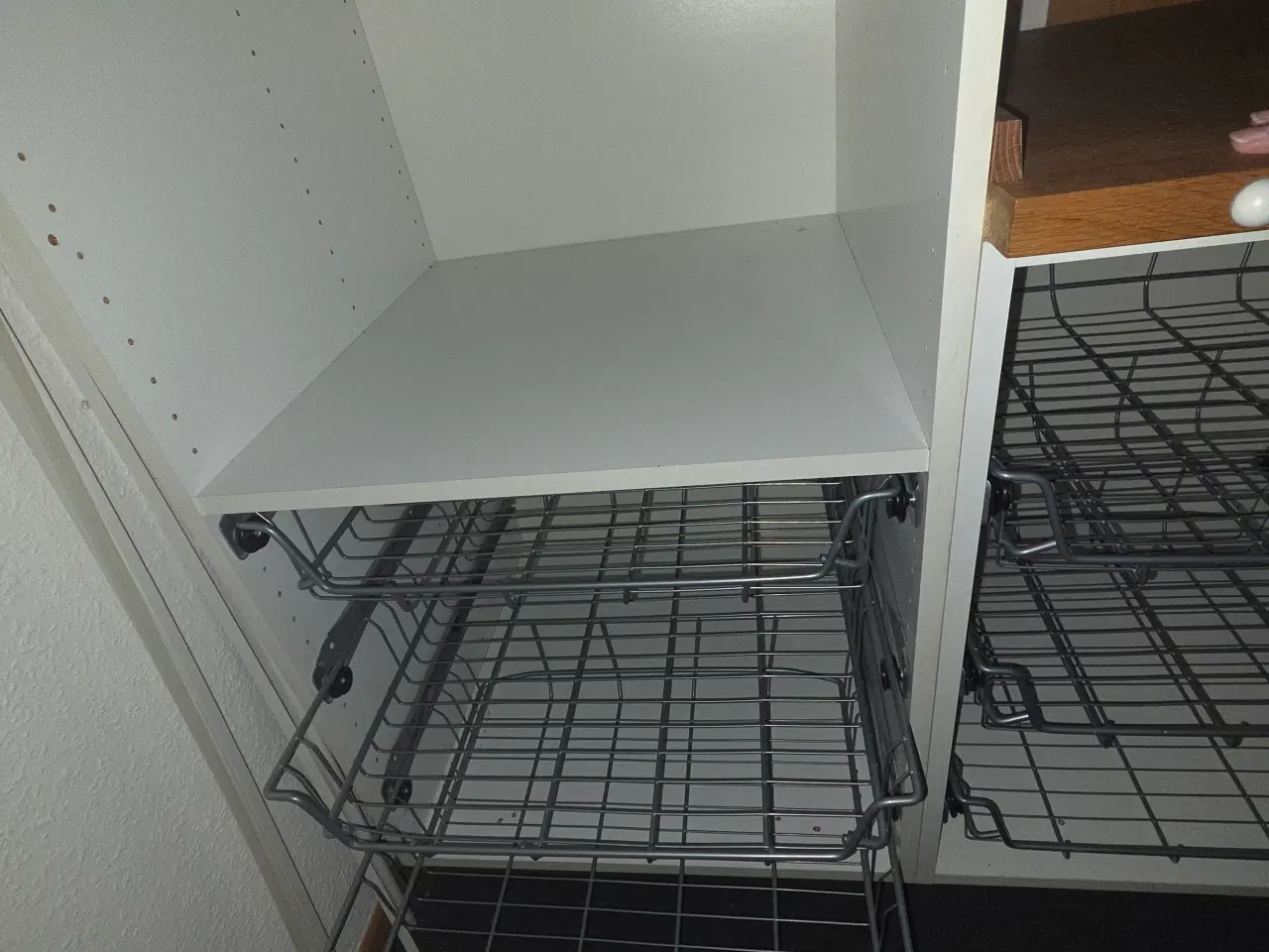 Billede 2 - Skab/opbevaring med tråd kurve