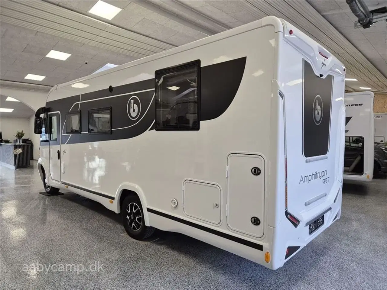 Billede 3 - 2020 - Benimar Amphitryon 997   NK-pakke. automatgear. solceller. ovn. lædersæder. queensbed.