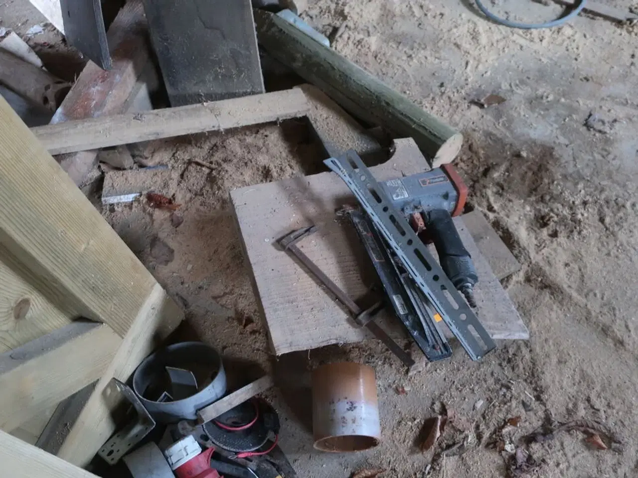 Billede 10 - Div. Træ, hegn, værktøj, løftestroppe, buskrydder m.m.