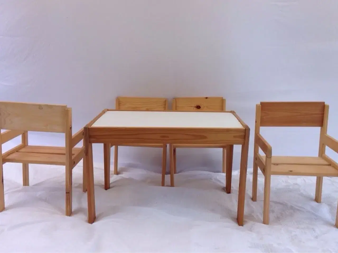 Billede 4 - Børnemøbelsæt: 4 stole & 1 bord.