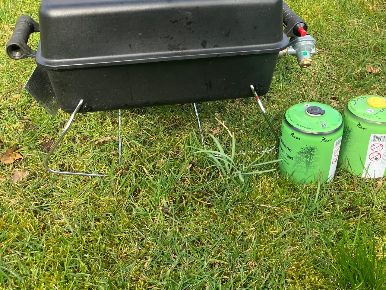 Billede 2 - Camping gasgrill med 2 fyldte gasdåser