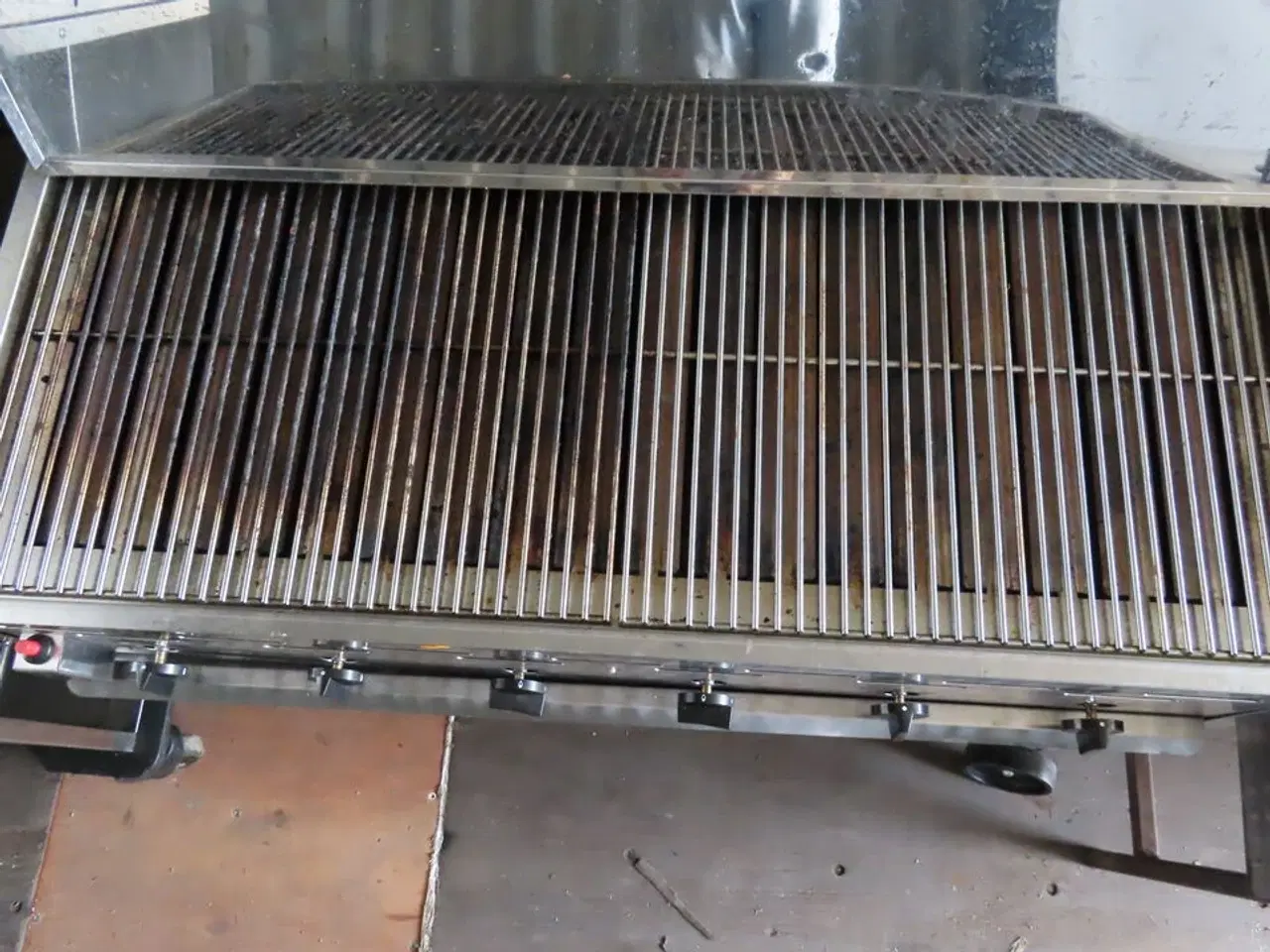 Billede 3 - Gasgrill med 6 blus og låg