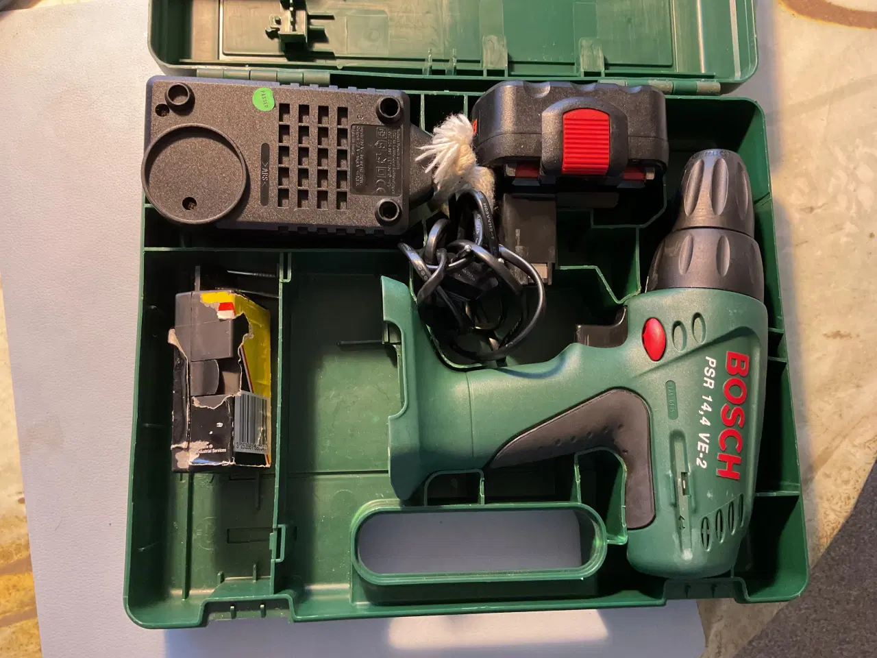 Billede 2 - Boremaskine i opbevaringstaske med lader og batter