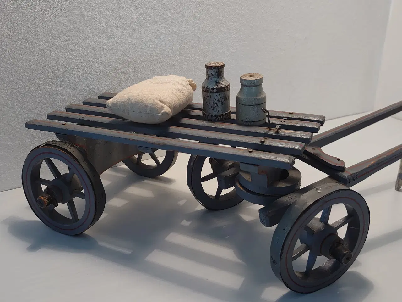 Billede 5 - Træhest med vogn, kornsæk og 2 junger. Ca 1930-40