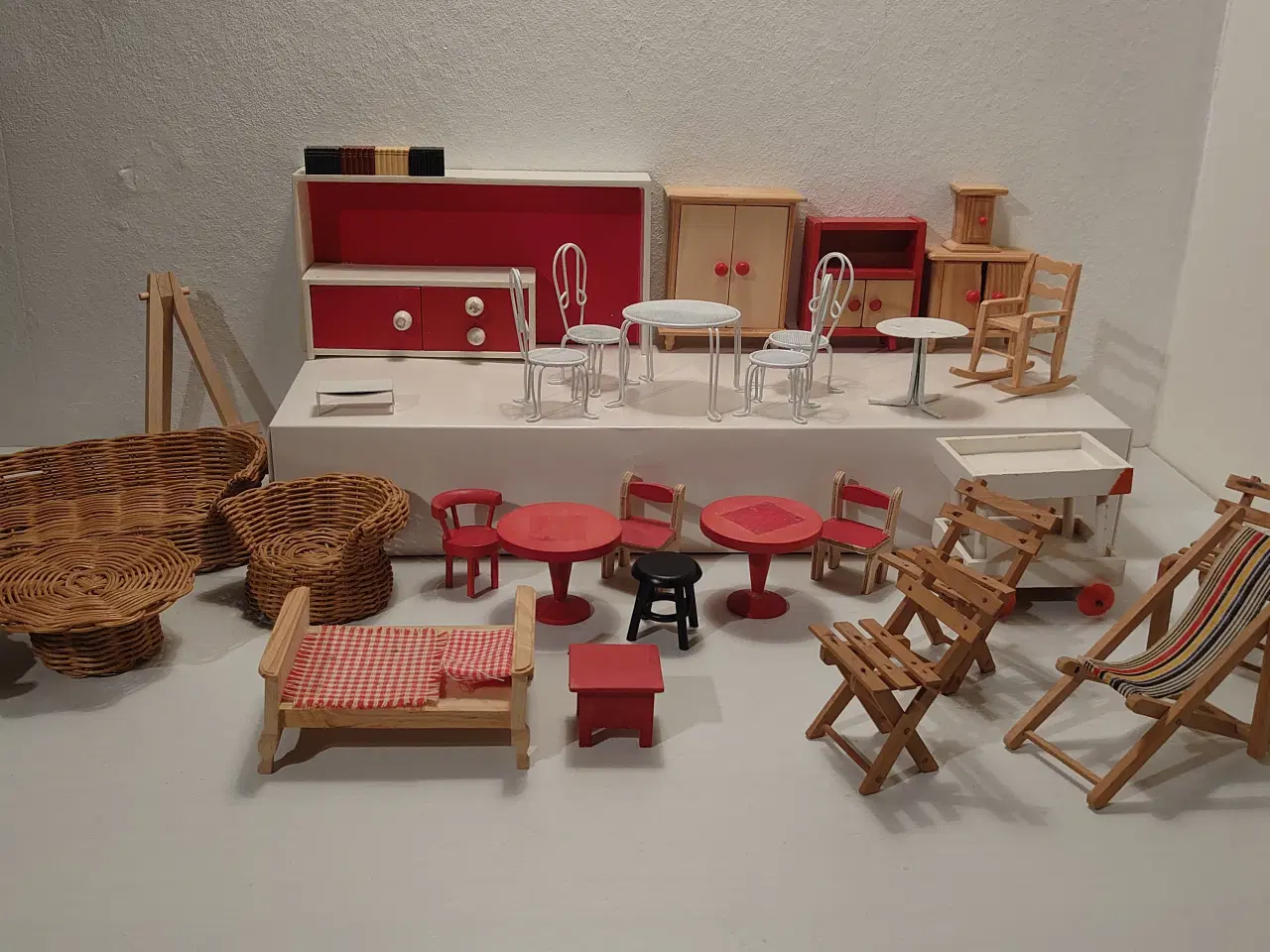 Billede 1 - 35 dele vintage dukkehusmøbler i træ og blik. 
