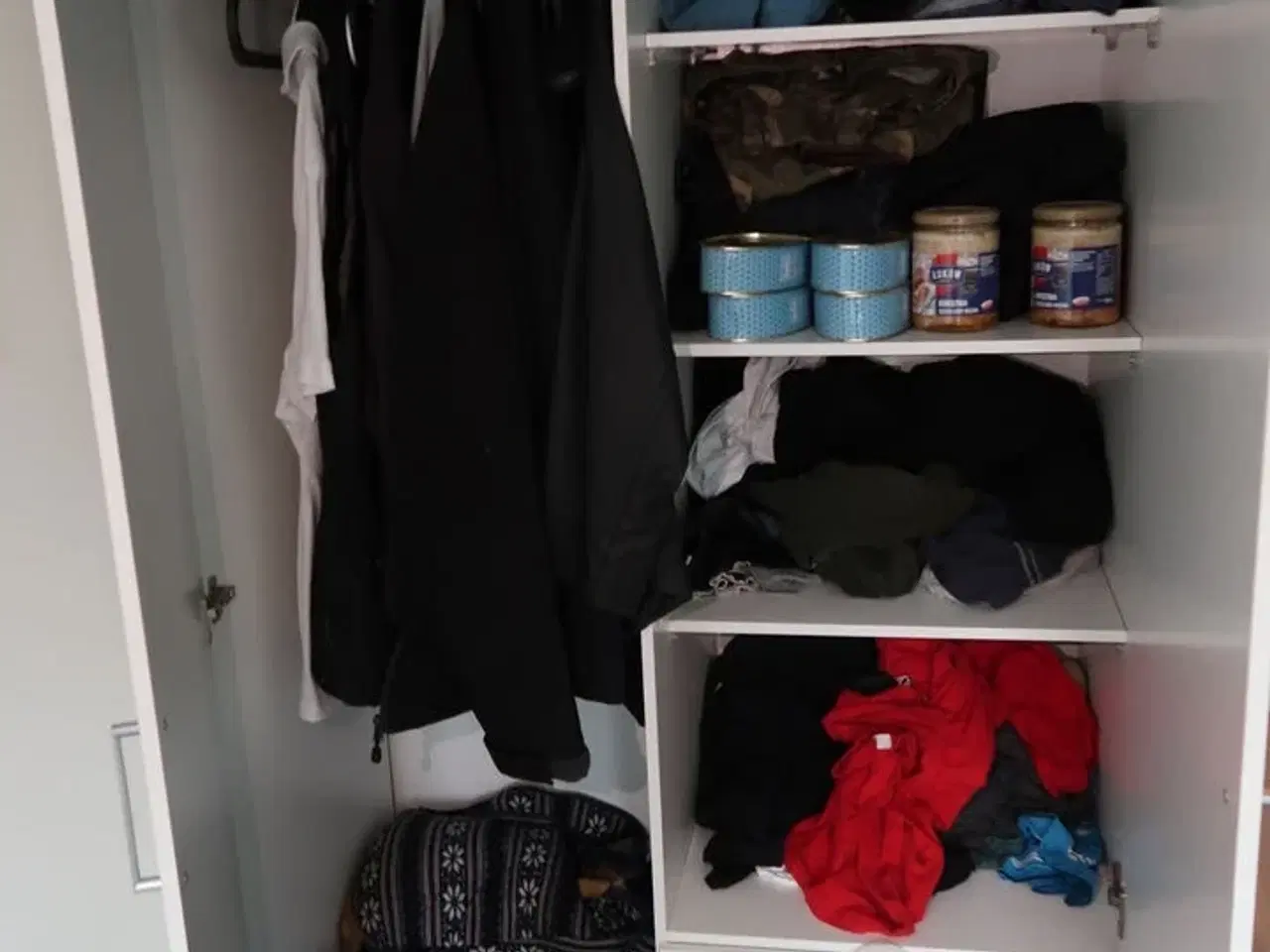 Billede 7 - Rum med indhold bl.a. seng, div. Skabe, maleri, vægure m.m.