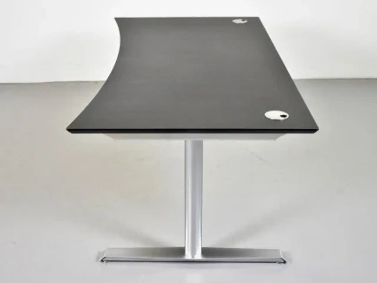 Billede 2 - Hæve-/sænkebord med sort linoleumsplade med lang mavebue, 180 cm.