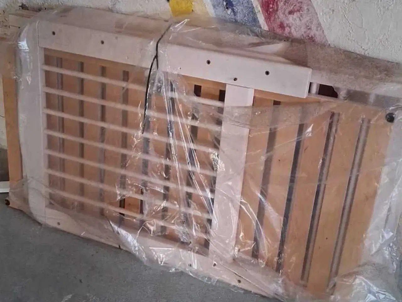 Billede 1 - Tremmeseng med madras