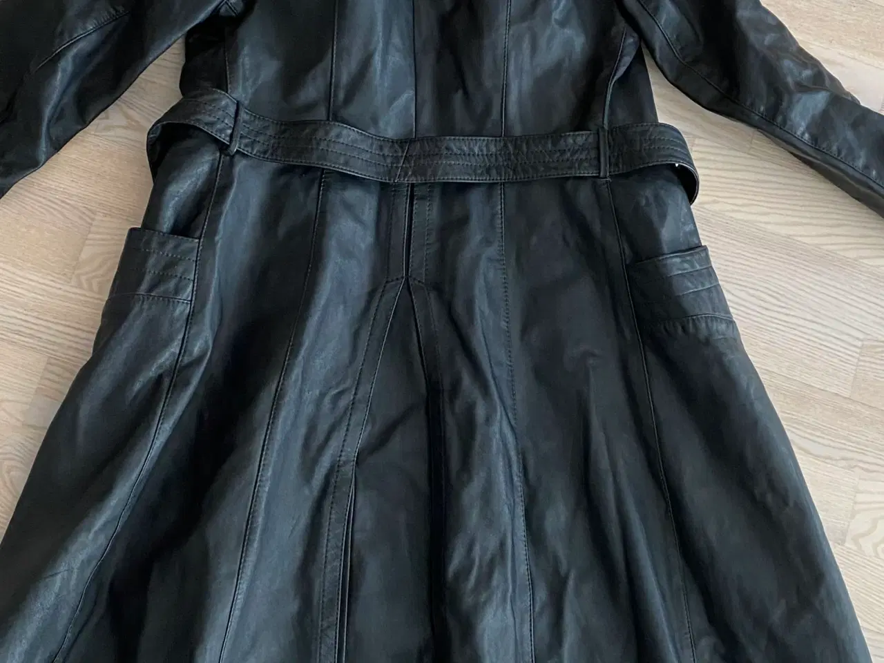 Billede 3 - Flot læderfrakke vintage, med lammeskind på kraven