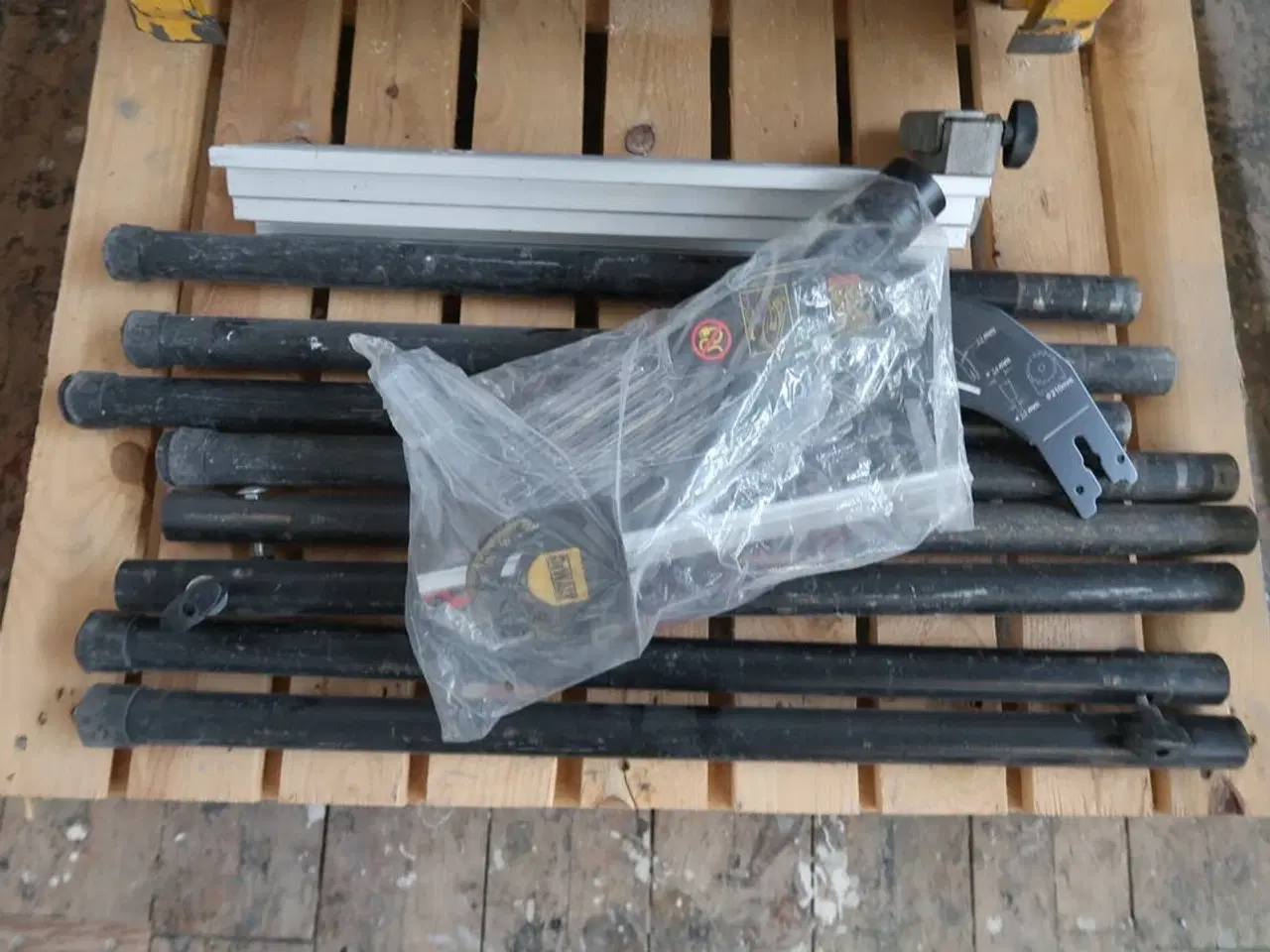 Billede 6 - Dewalt vendbar kap-/geringssav 2000W DW743N