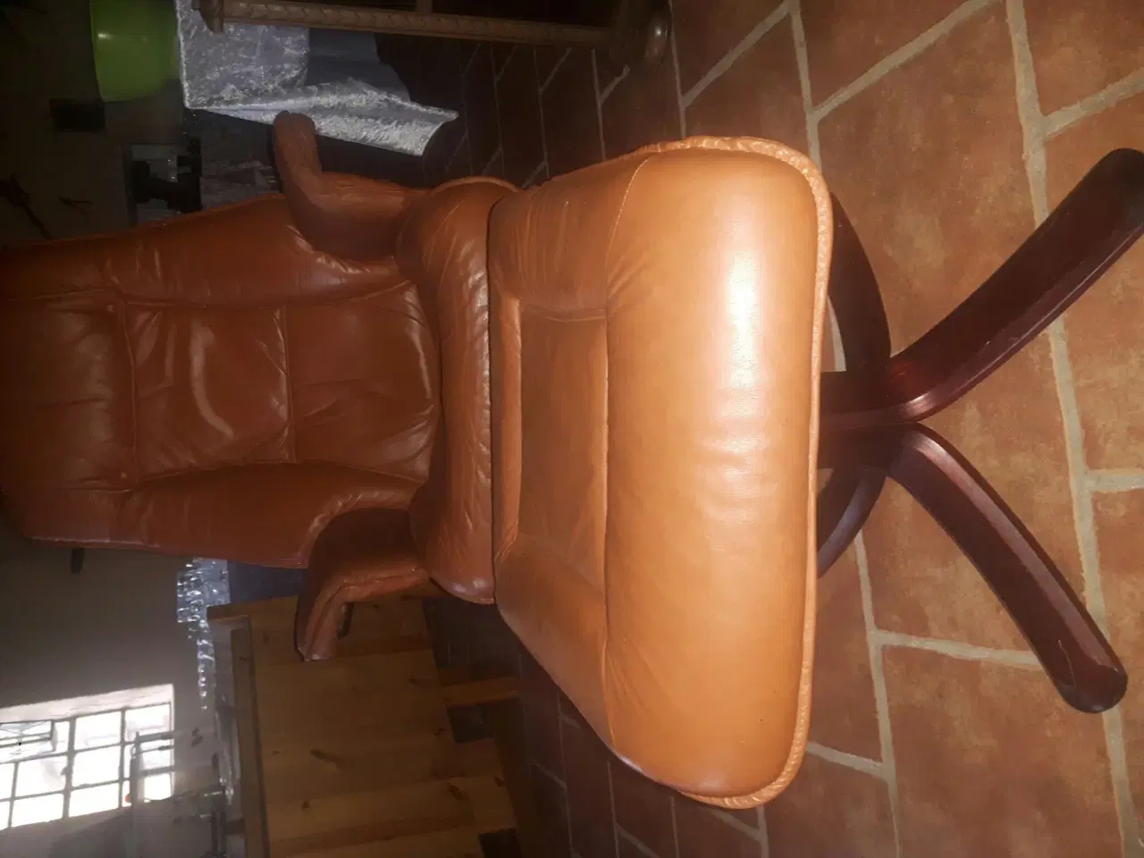 Billede 1 - Hvilestol med fodskammel i læder