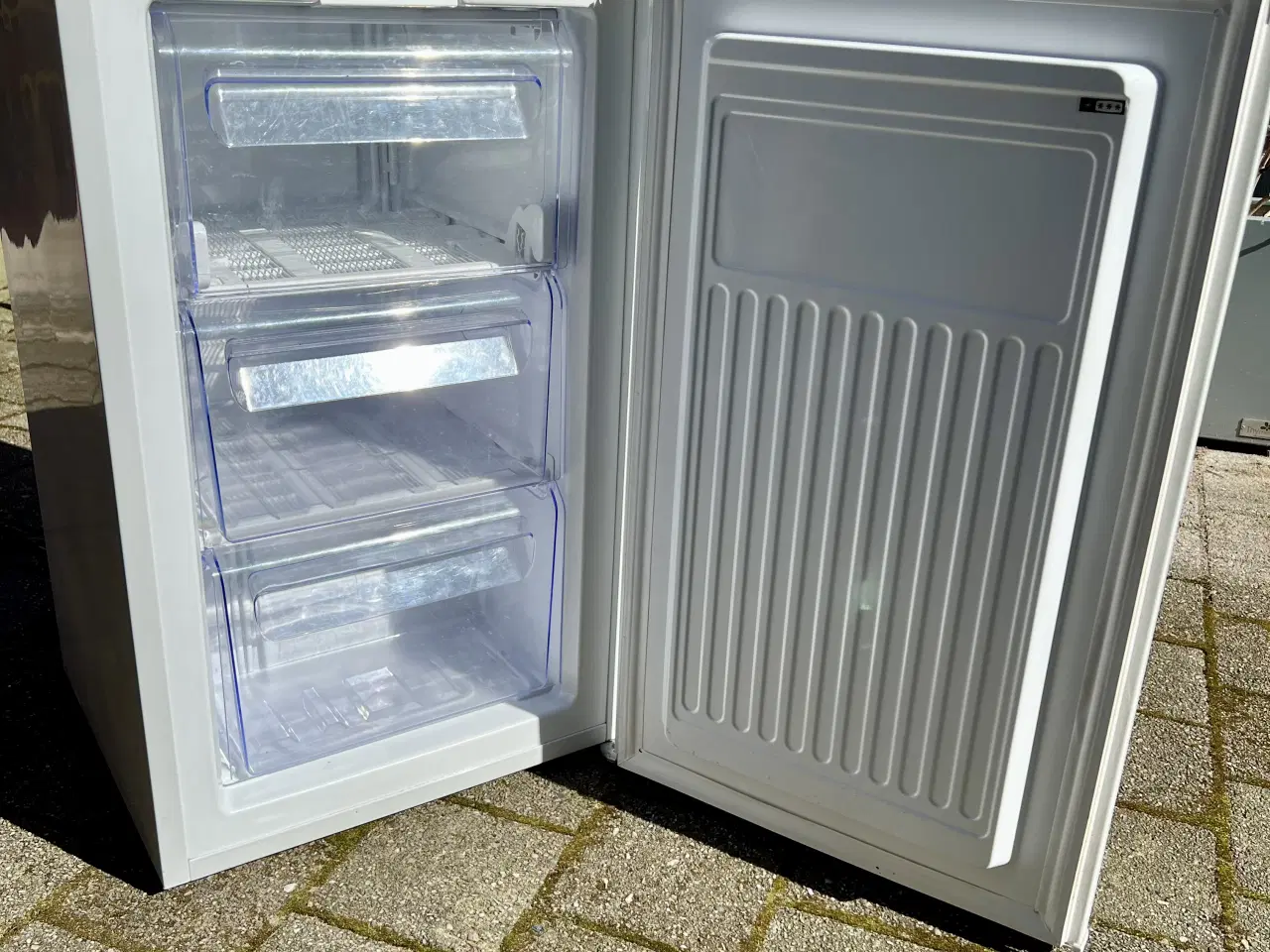 Billede 2 - Skabsfryser til den lille lejlighed.
